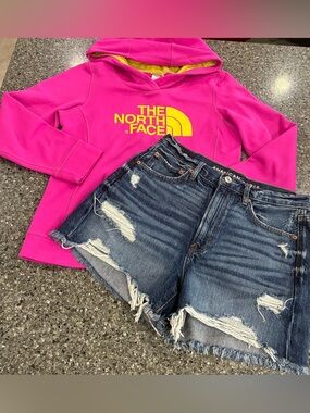 Womens AMERICAN EAGLE/NORTH FACE 90’s Boyfriend High Waist Shorts & Sweatshirt